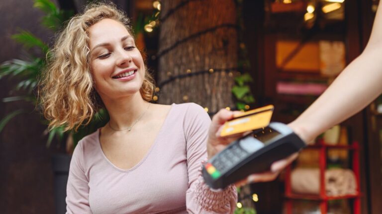 Banco Santander: Compensa para Quem Busca Crédito e Cartão?