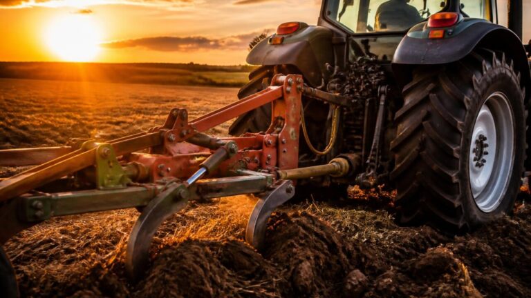 Trator agrícola com implemento acoplado operando em campo