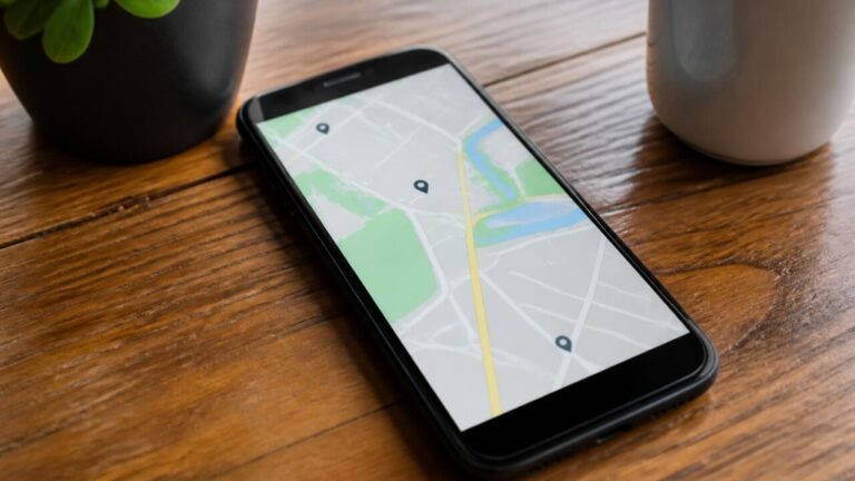 Smartphone simples exibindo um mapa leve com interface minimalista