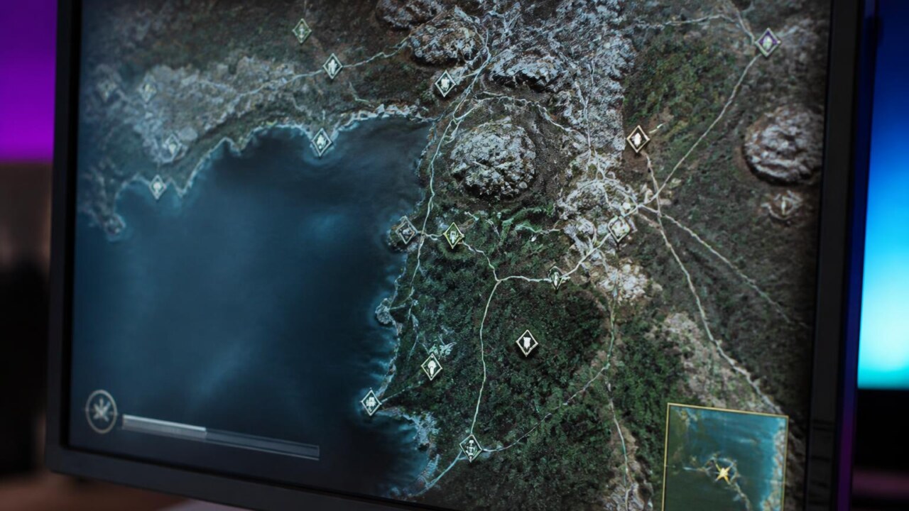 Mapa de jogo em tela, com minimapa e marcadores visíveis